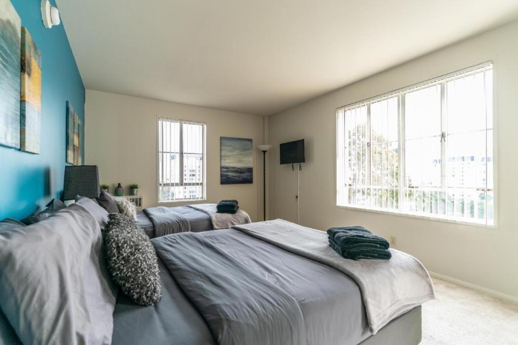 Spacious Charming Condo With Great Views Near The Grove لوس أنجلوس المظهر الخارجي الصورة