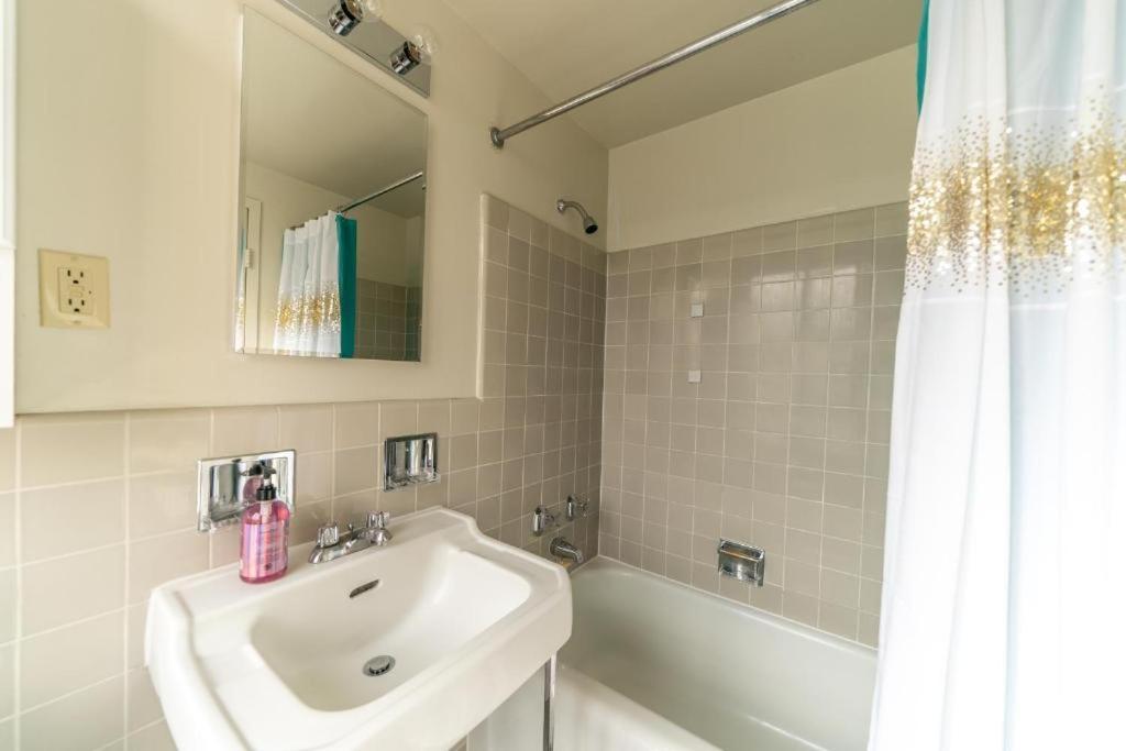 Spacious Charming Condo With Great Views Near The Grove لوس أنجلوس المظهر الخارجي الصورة